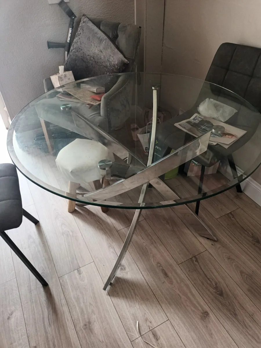 Table and chairs - Image 1