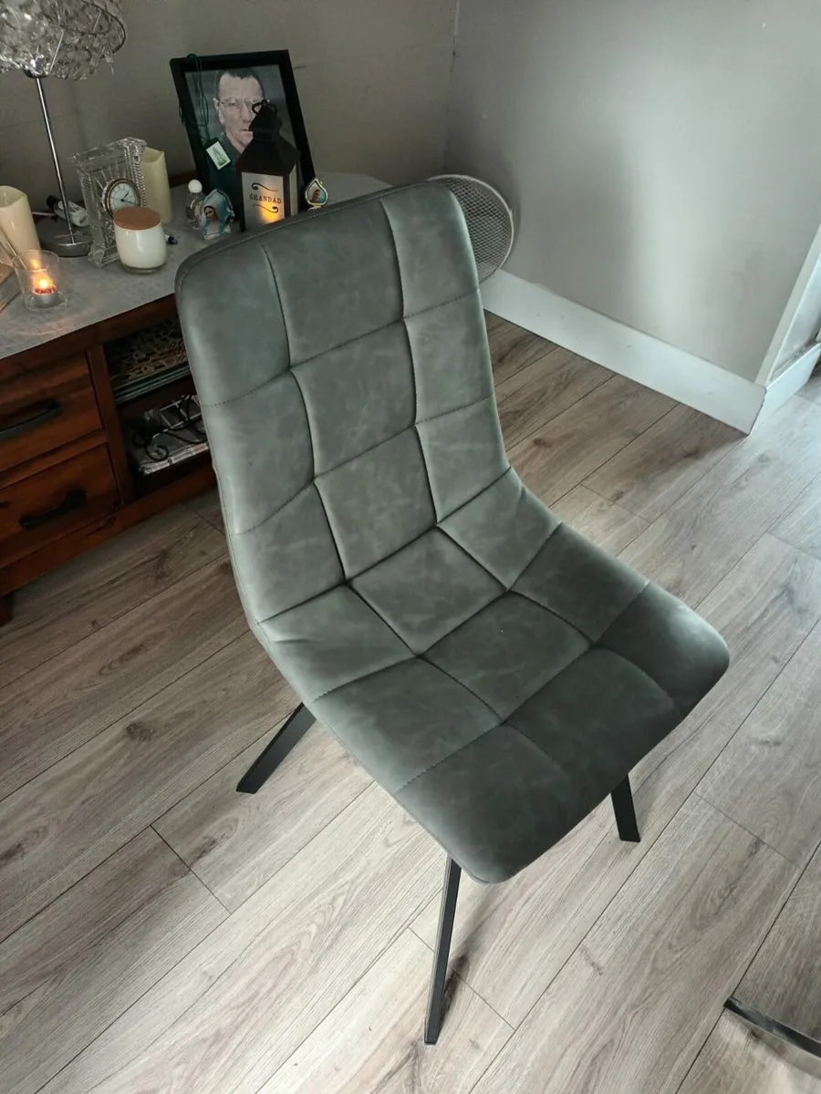 Table and chairs - Image 2