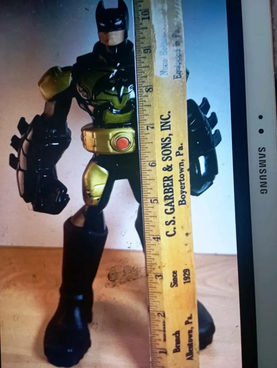 BATMAN 11" ACTION FIGURE  WITH  LIGHTS - Image 4
