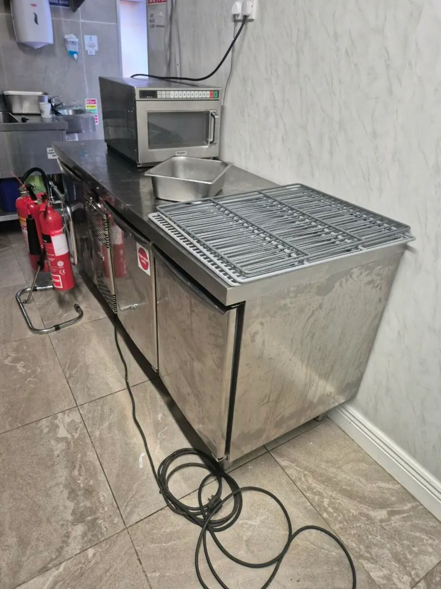 Restaurant equipment pizza oven and fridge freezer - Image 2