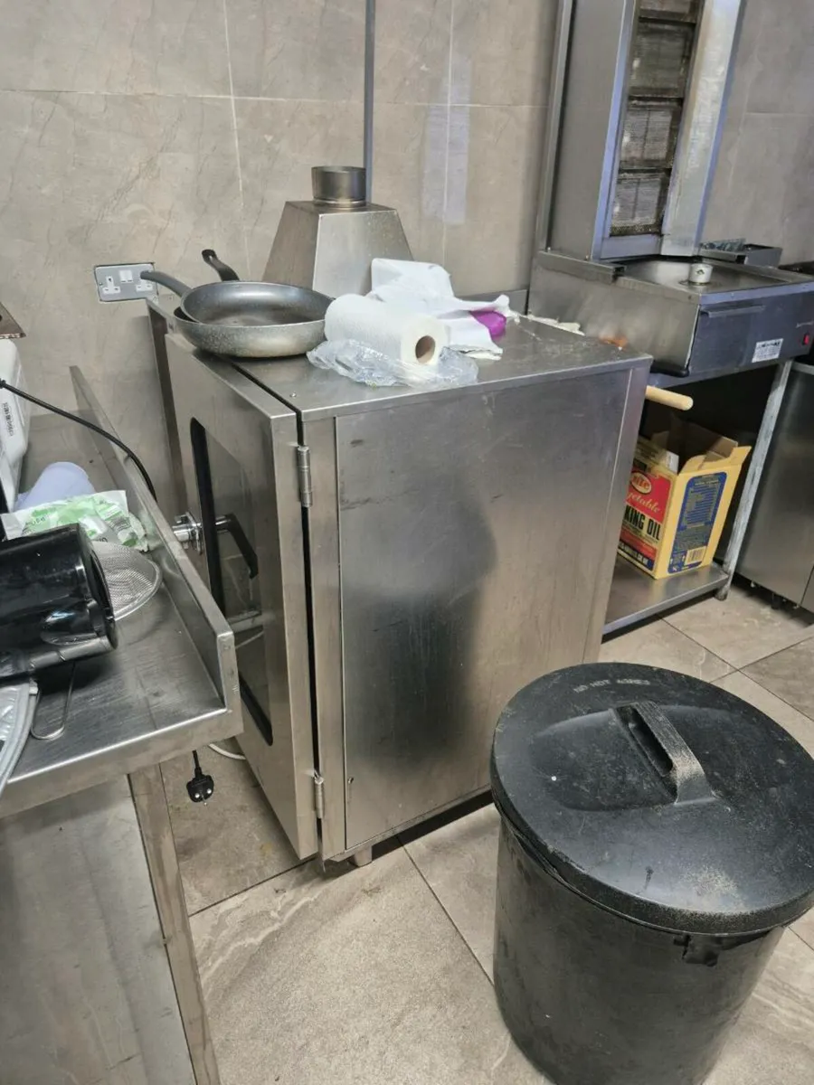 Restaurant equipment pizza oven and fridge freezer - Image 3