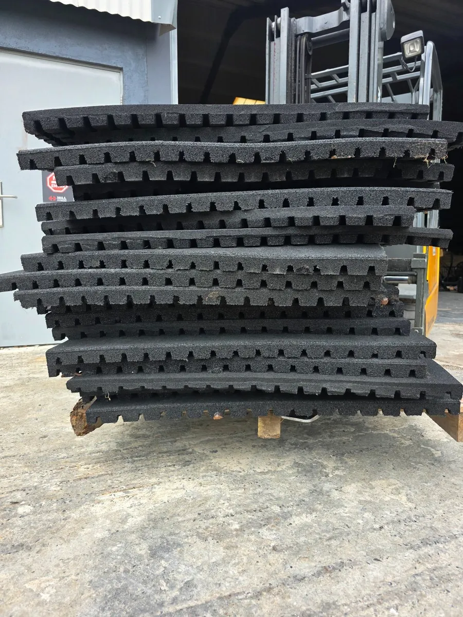 43mm Gym Rubber Flooring Off Cuts x19 - Image 4