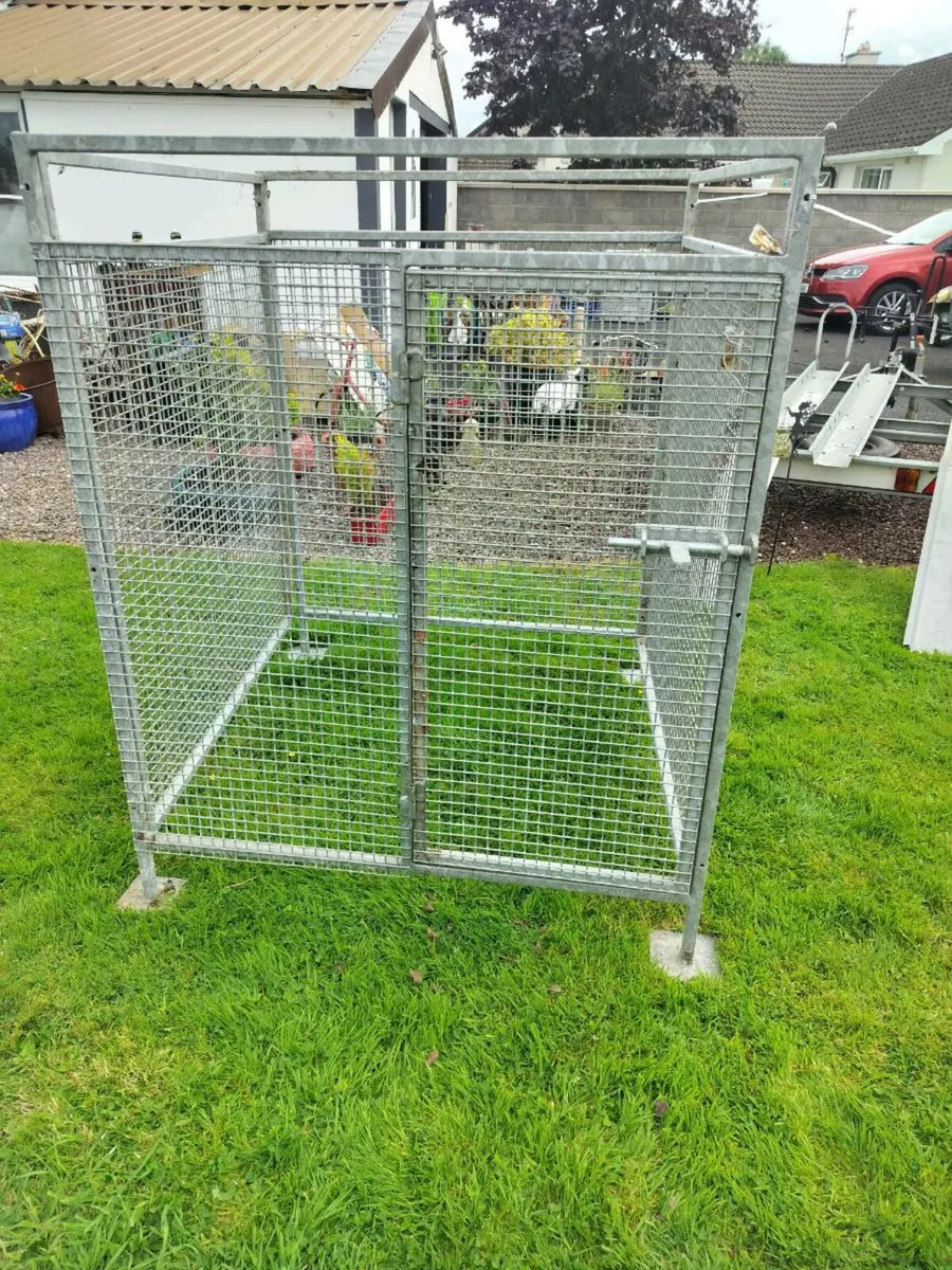Galvanised steel mesh compound dog - Image 1