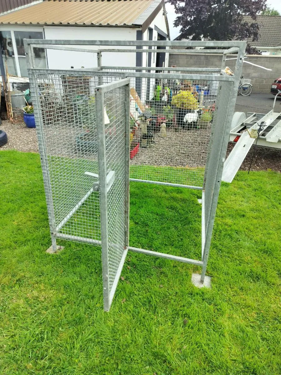 Galvanised steel mesh compound dog - Image 2