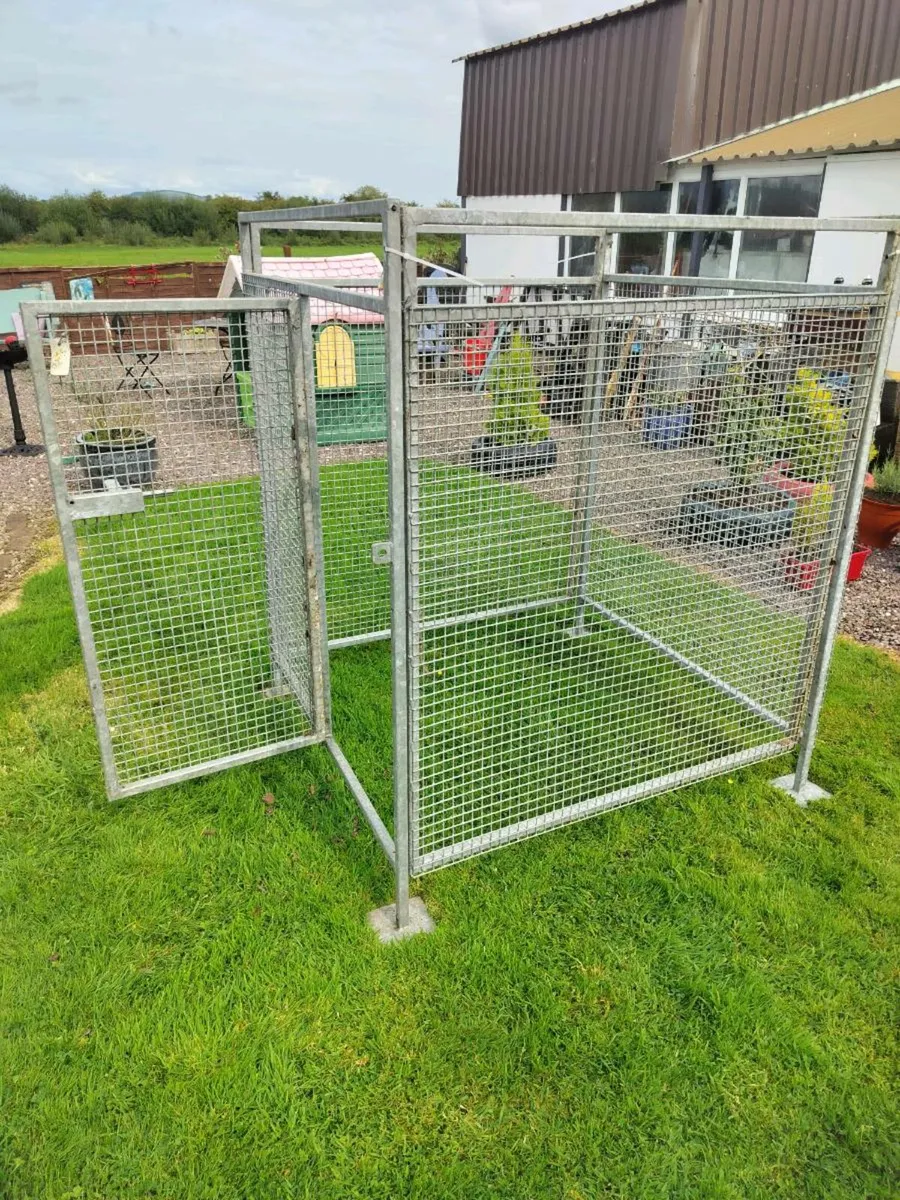Galvanised steel mesh compound dog - Image 3