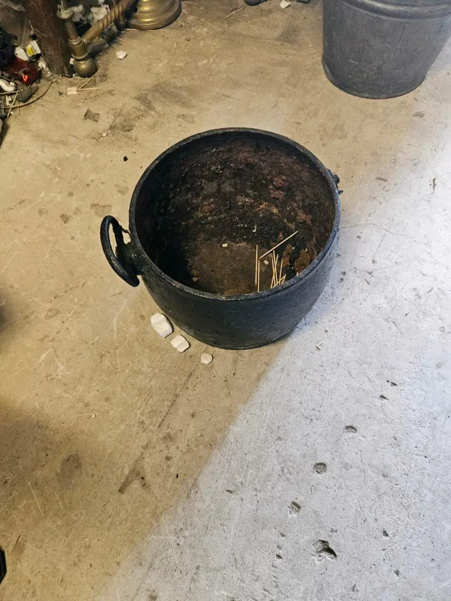 Vintage Cast Iron Skillet Plant Pot - Image 1