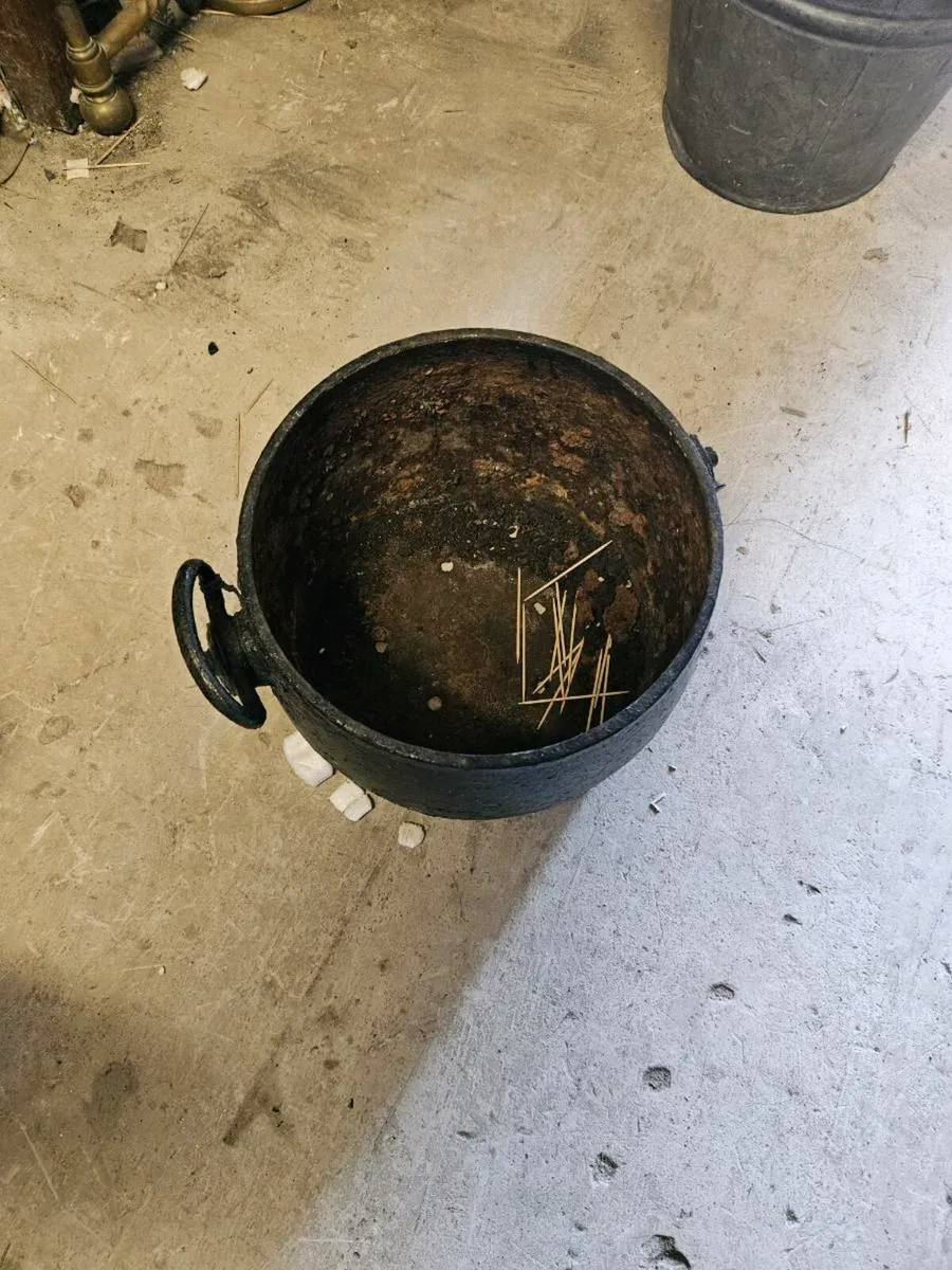 Vintage Cast Iron Skillet Plant Pot - Image 4