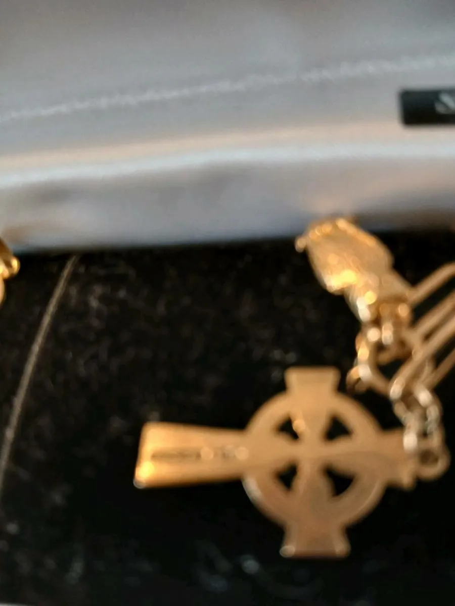 9 CARAT GOLD BEAUTIFUL CHARM BRACELET - Image 3