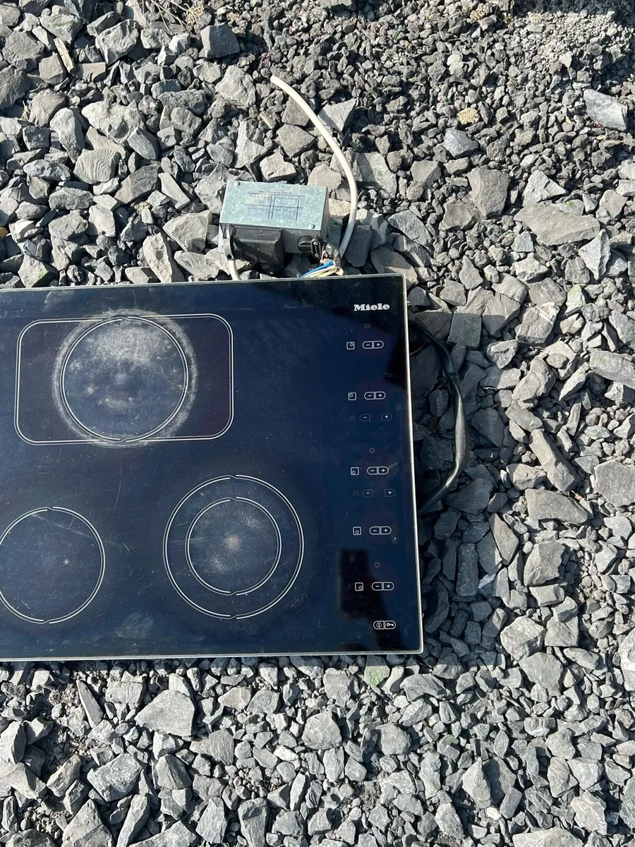 Miele KM454 hob - Image 1