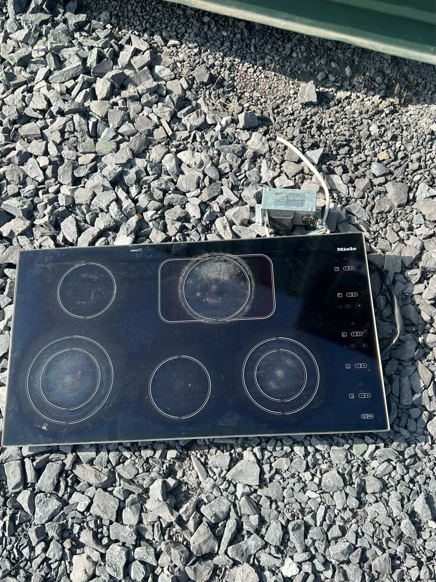 Miele KM454 hob - Image 4