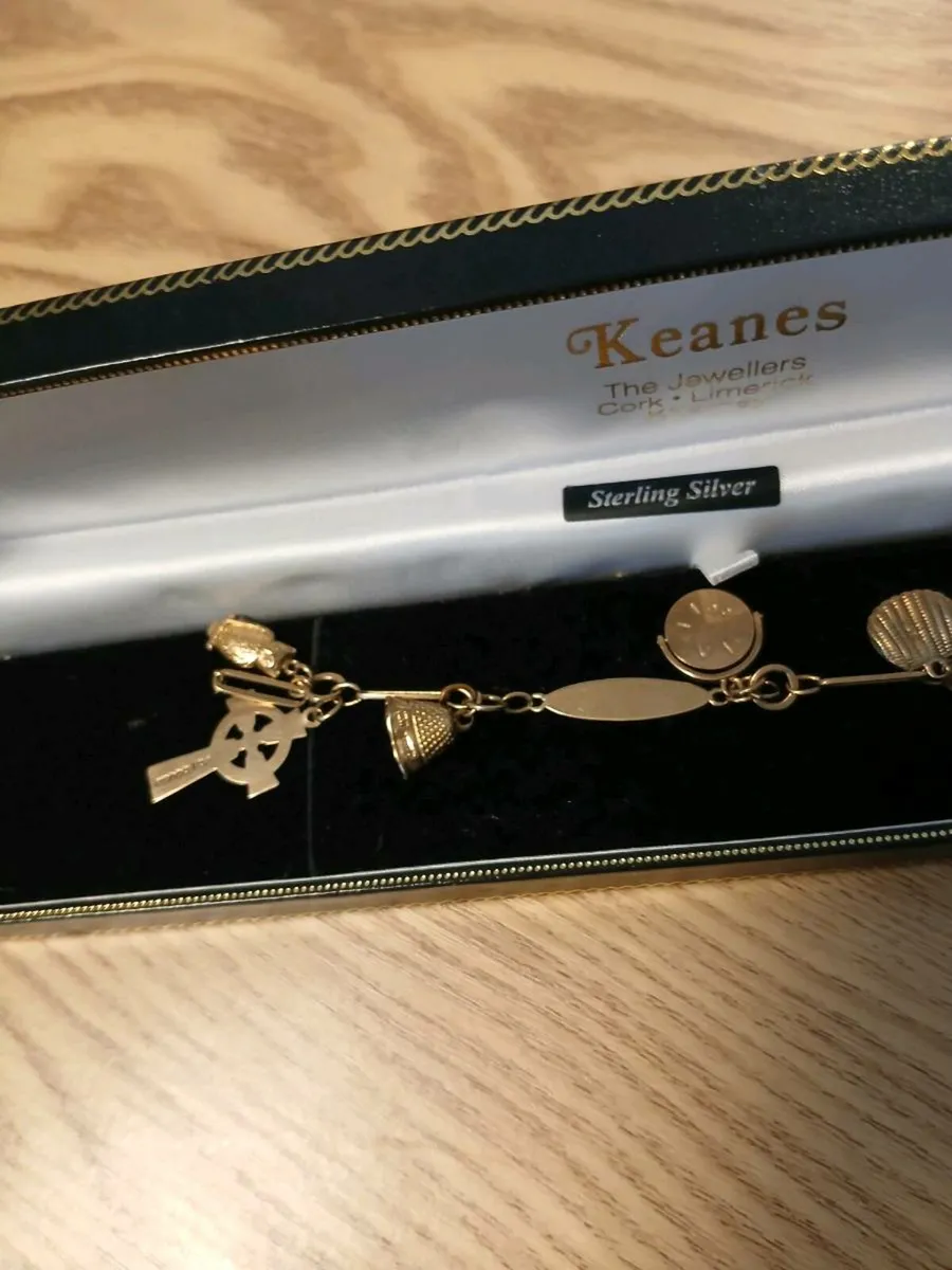 9 CARAT GOLD BEAUTIFUL CHARM BRACELET - Image 4