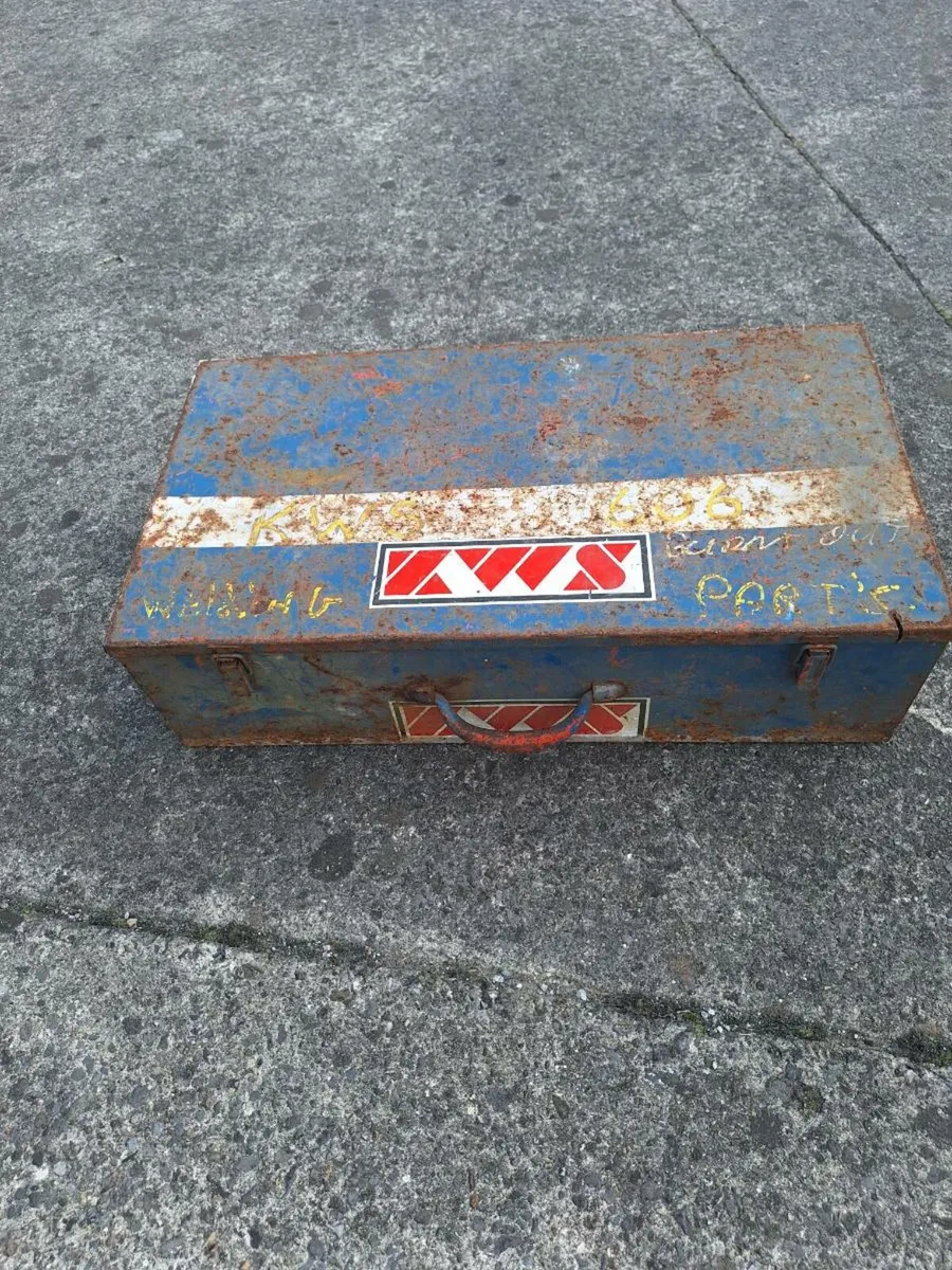 Vintage metal tool box - Image 1