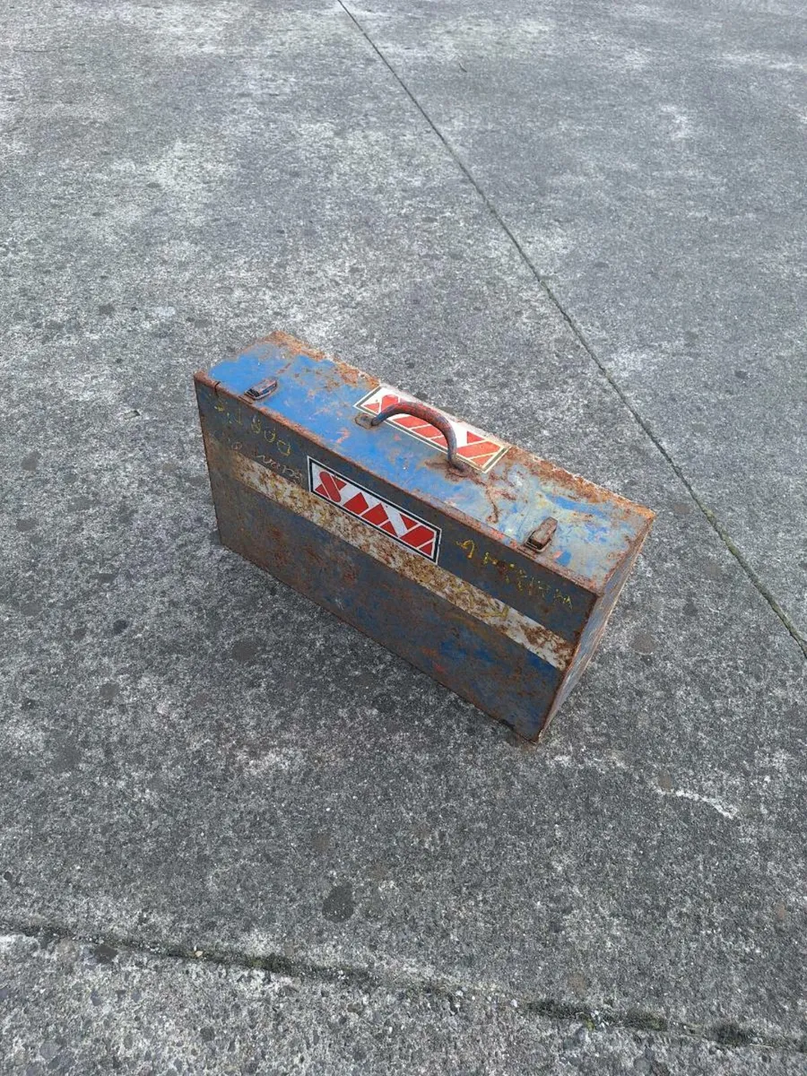 Vintage metal tool box - Image 2