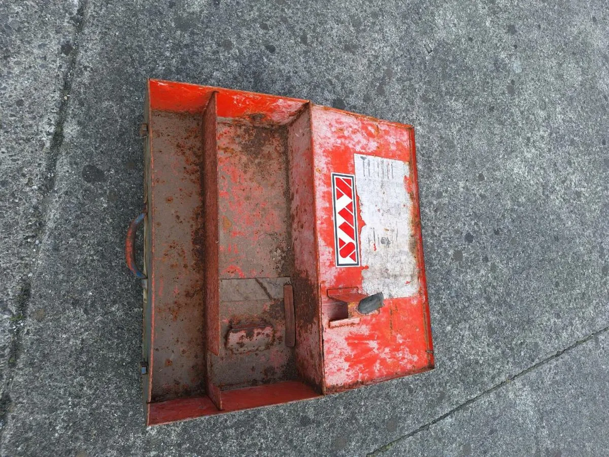 Vintage metal tool box - Image 3