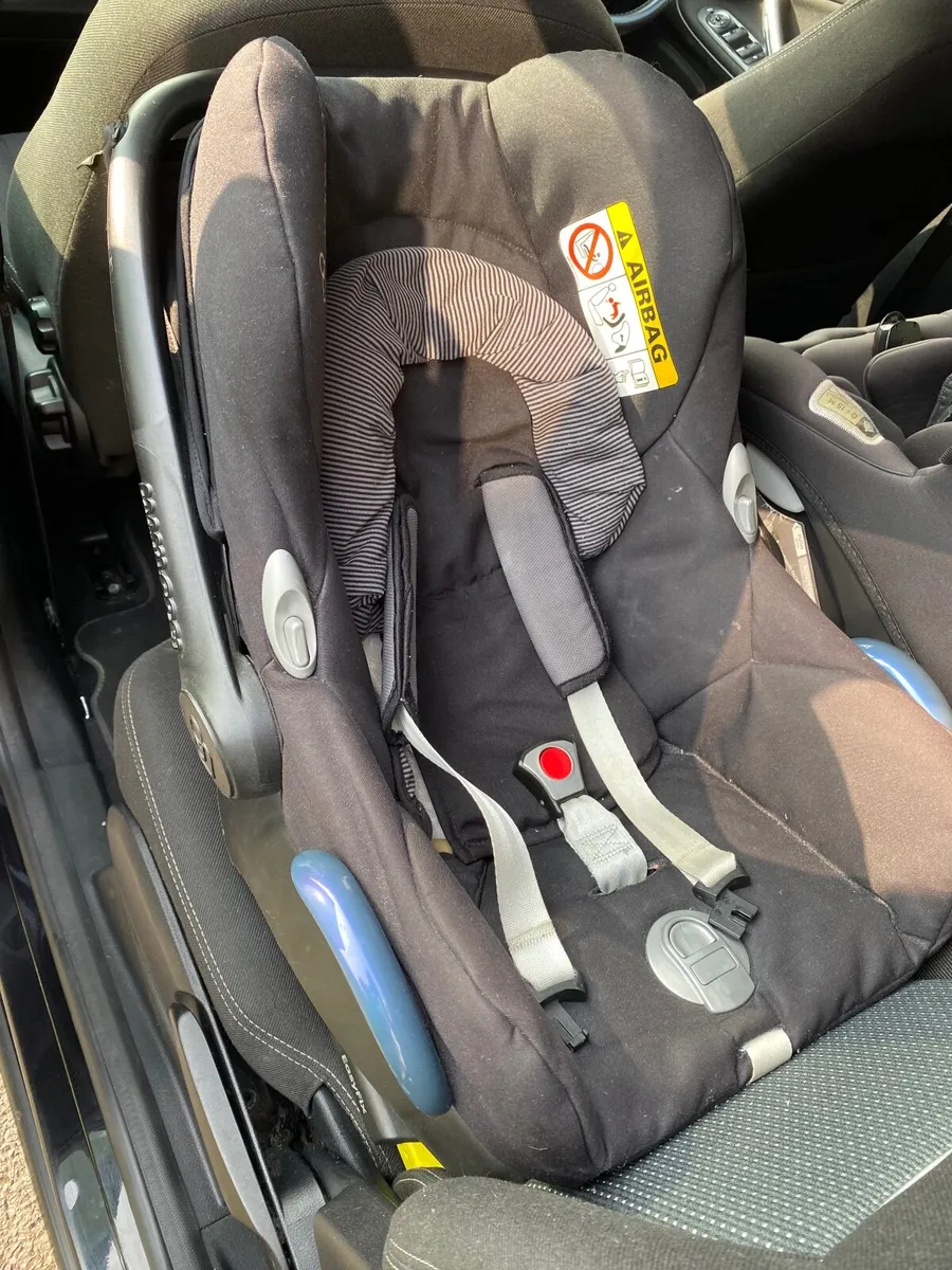 Maxi Cosi Car seat with isofix base - Image 2