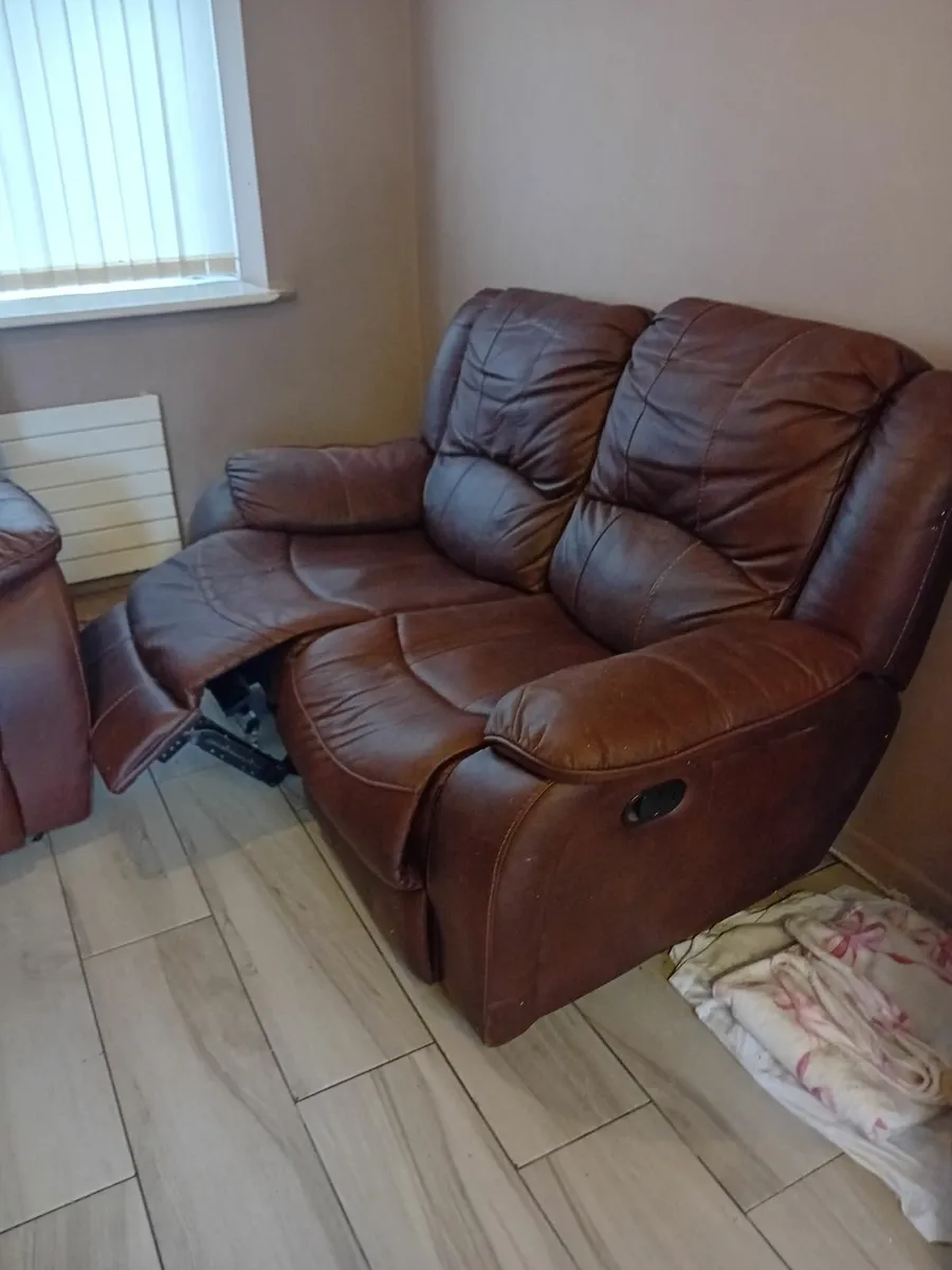 2 reclining sofas 180 euros - Image 3