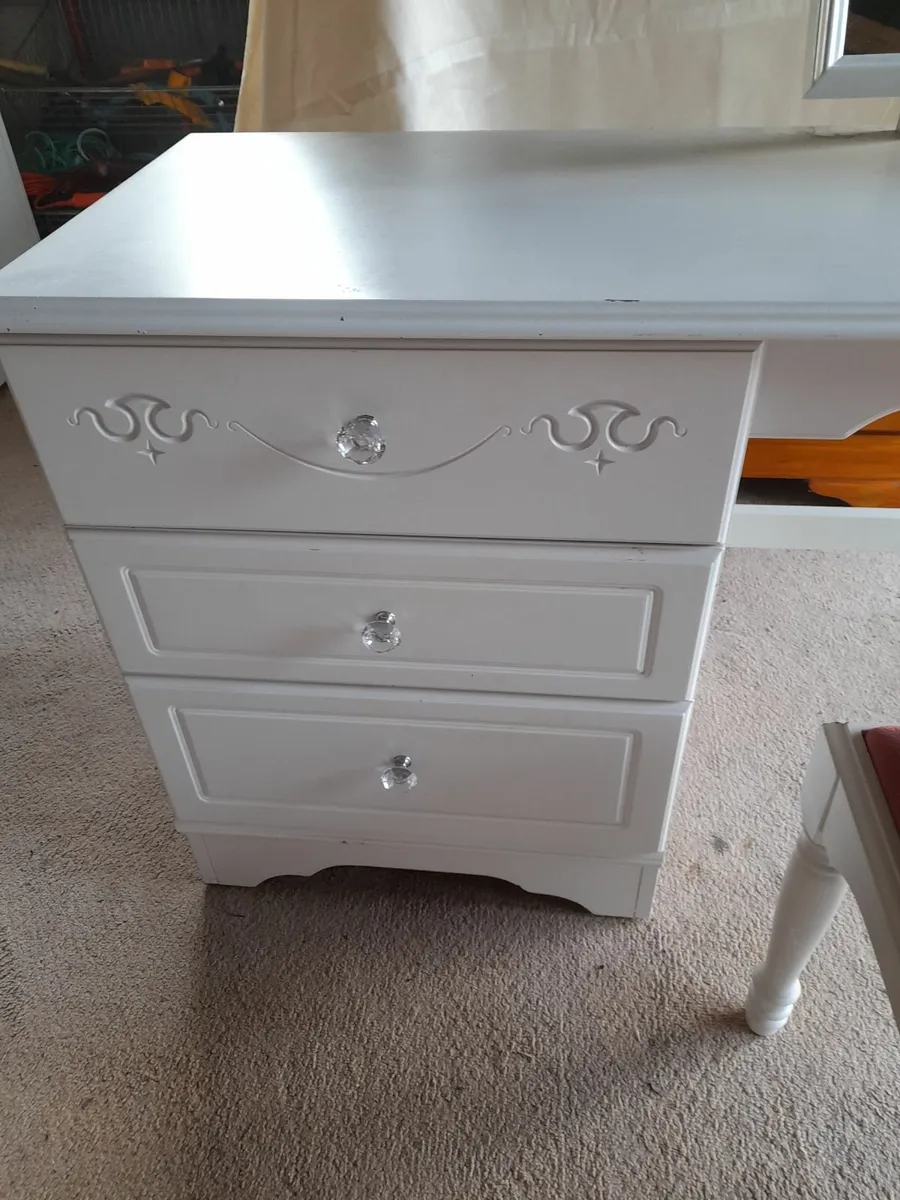 Bedroom furniture - Image 1