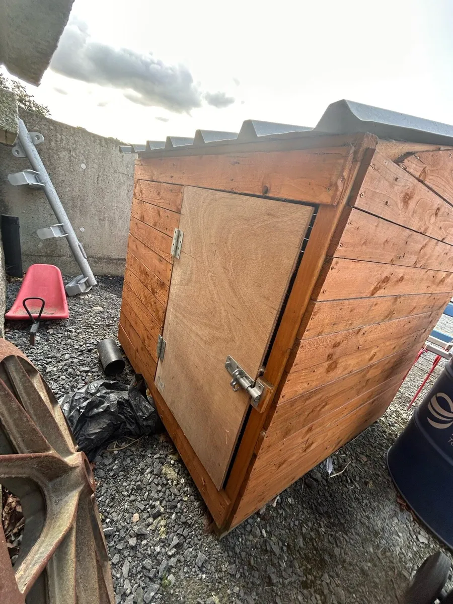 Hen house - Image 1