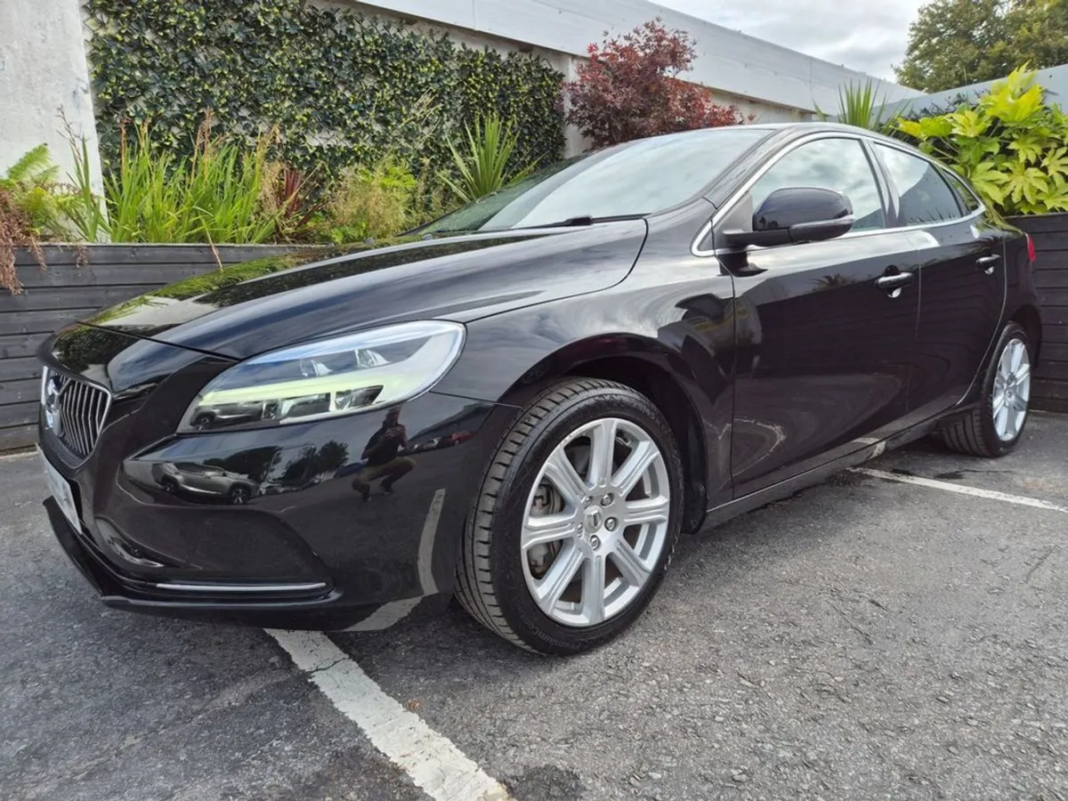 Volvo V40 1.5 T3 Auto / Inscription / TOP Spec / - Image 1