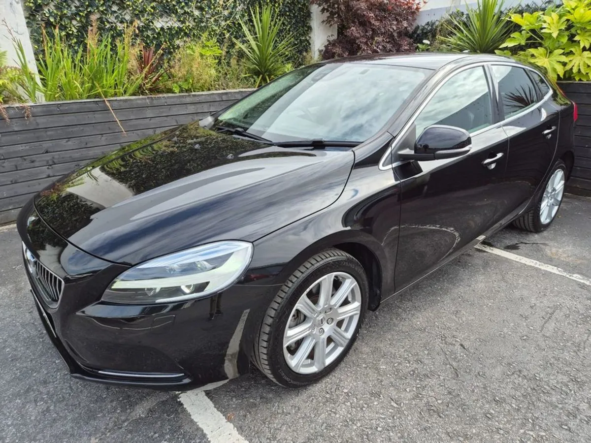 Volvo V40 1.5 T3 Auto / Inscription / TOP Spec / - Image 2