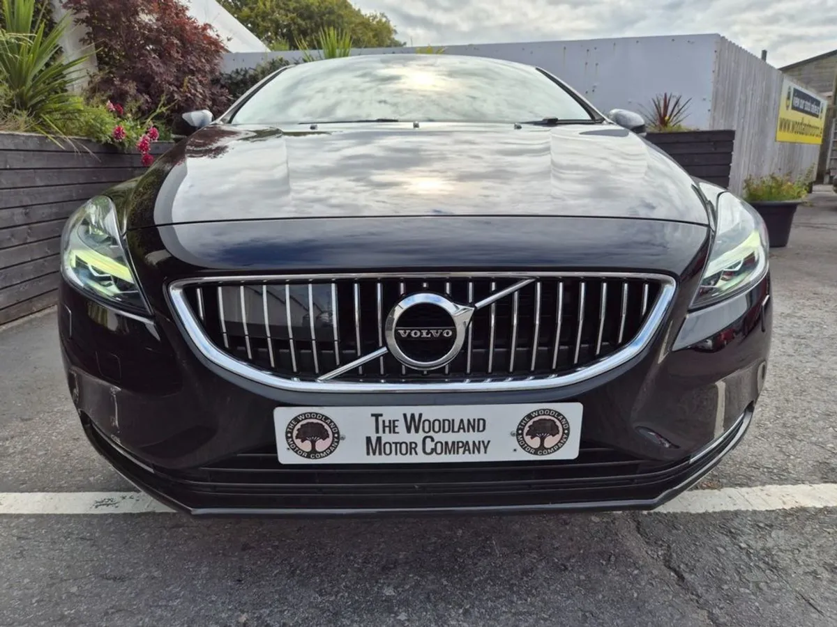 Volvo V40 1.5 T3 Auto / Inscription / TOP Spec / - Image 3