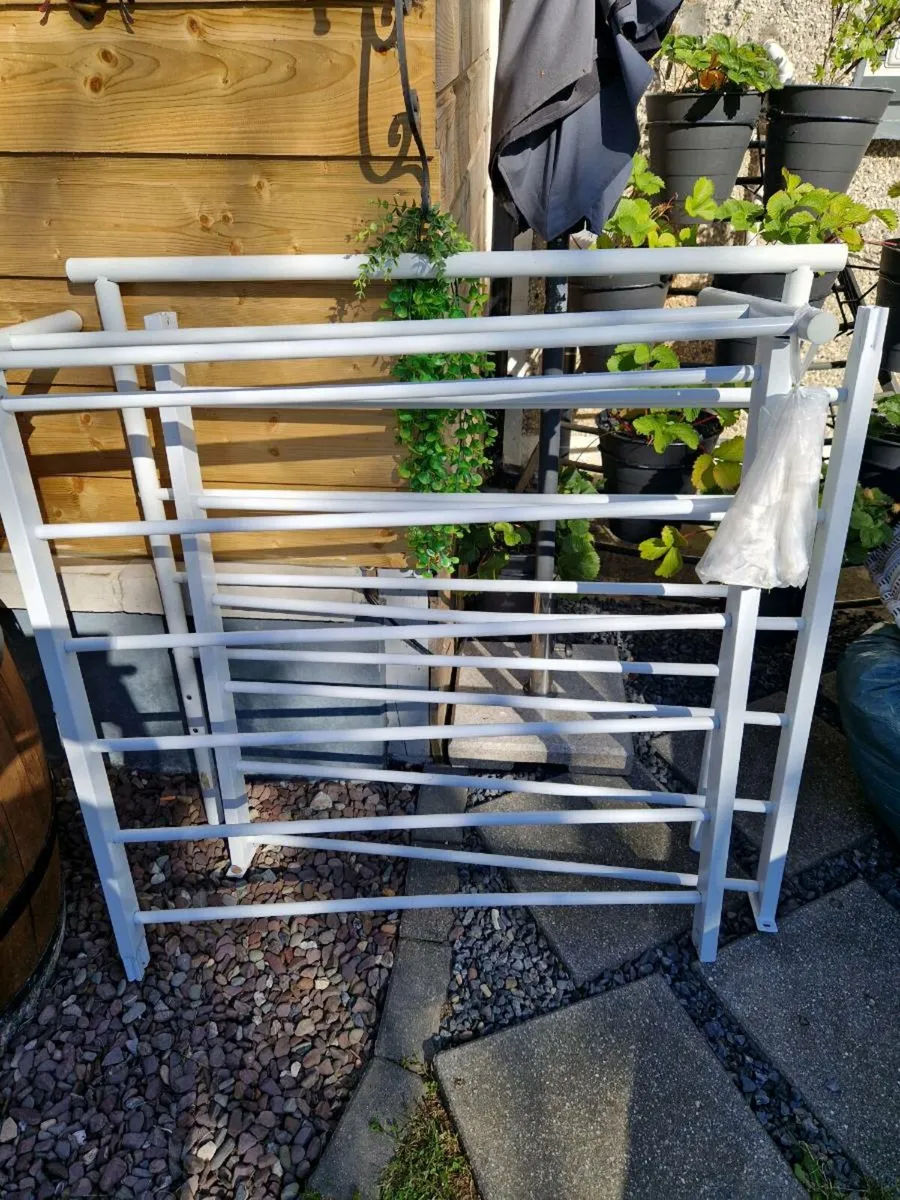 White metal single bed - Image 1