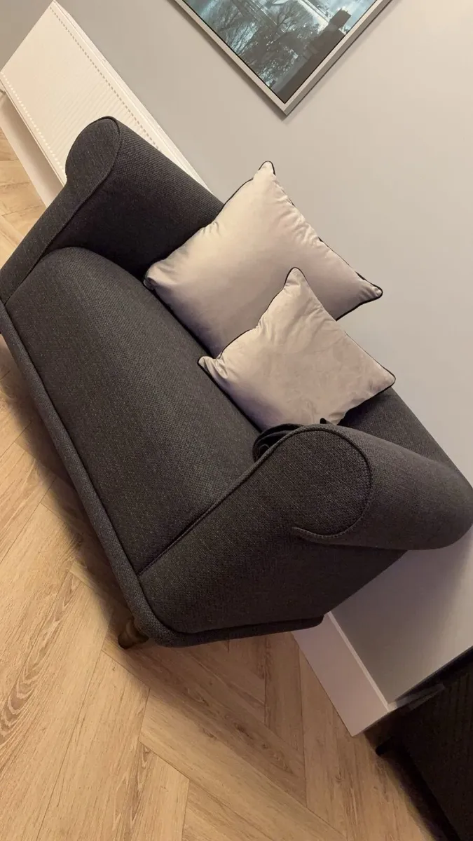 1.5 seater sofa - Image 1