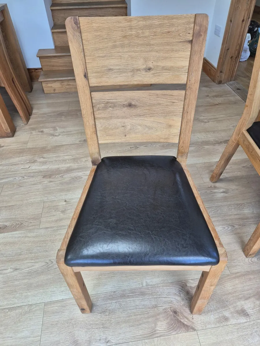 Solid wood table with 6 oak chairs - Image 1