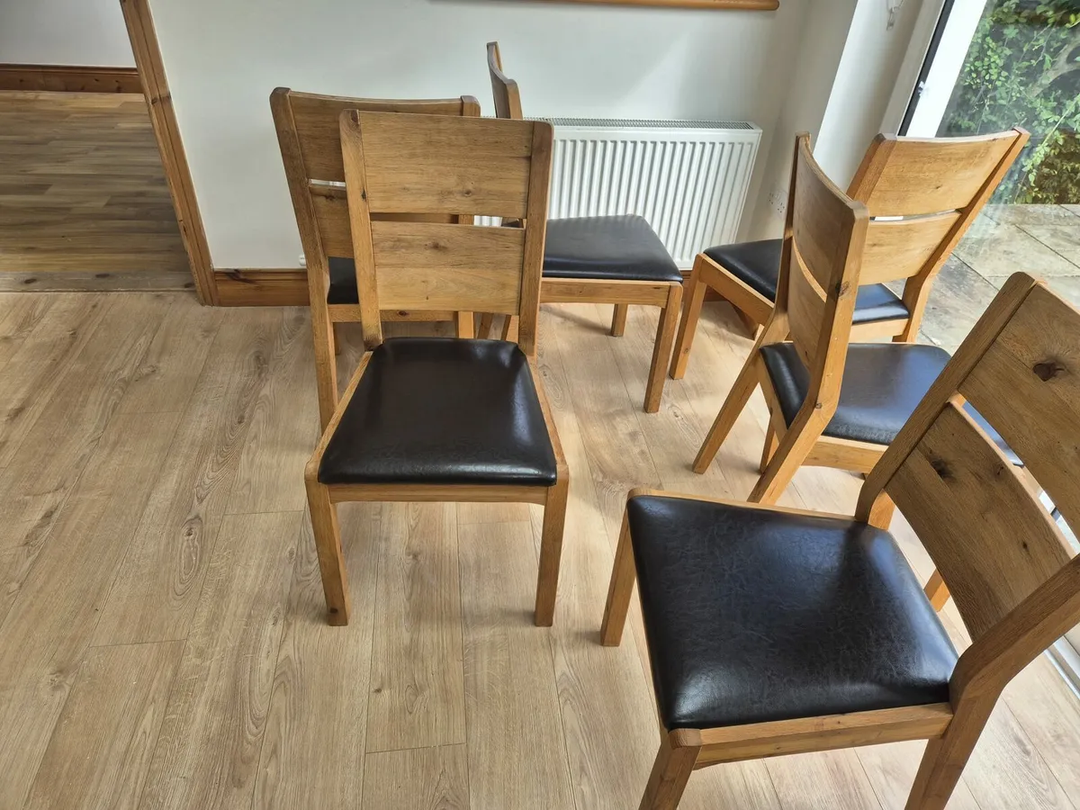 Solid wood table with 6 oak chairs - Image 2