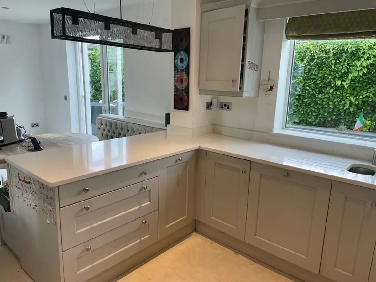 Fully fitted kitchen - Image 2