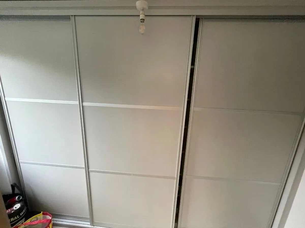 Fully fitted kitchen - Image 4