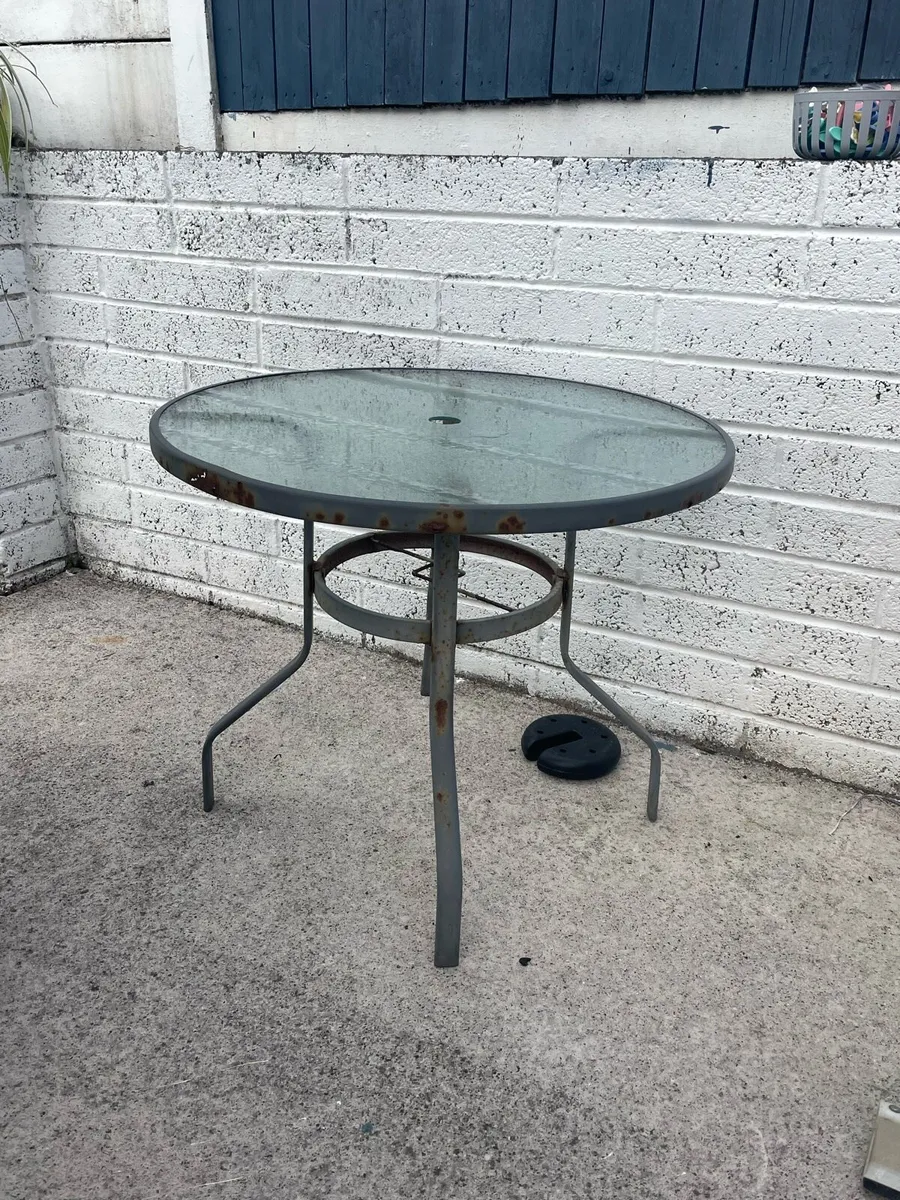 Garden table and chairs - Image 1