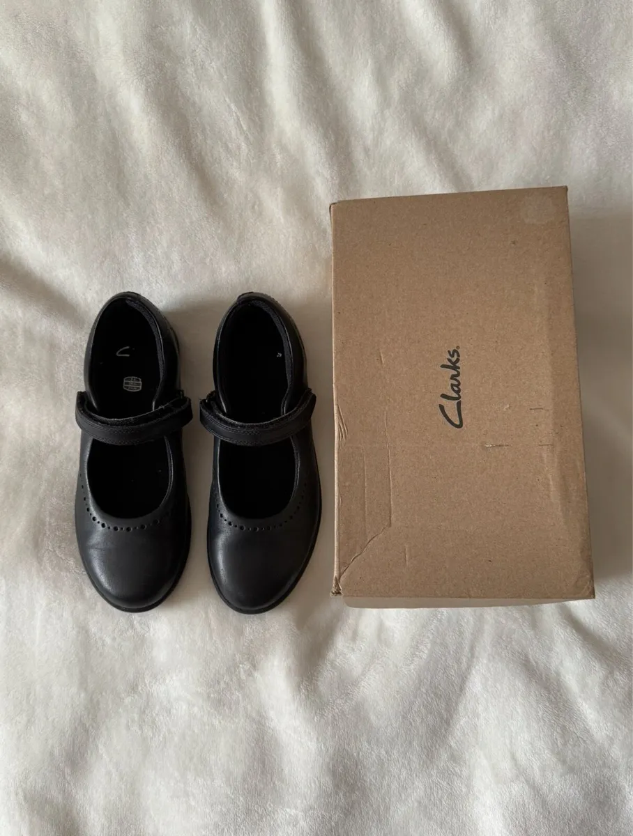 Clarks girl shoes size 2F - Image 1