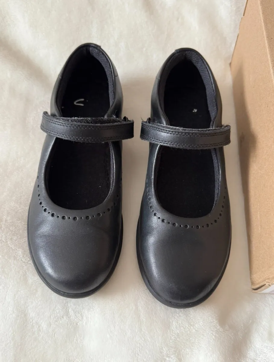 Clarks girl shoes size 2F - Image 2