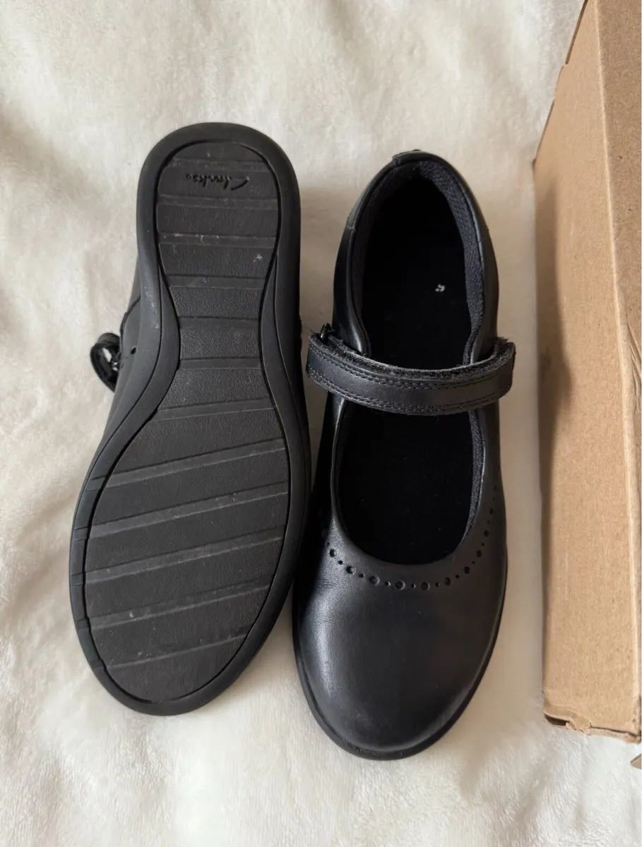 Clarks girl shoes size 2F - Image 3