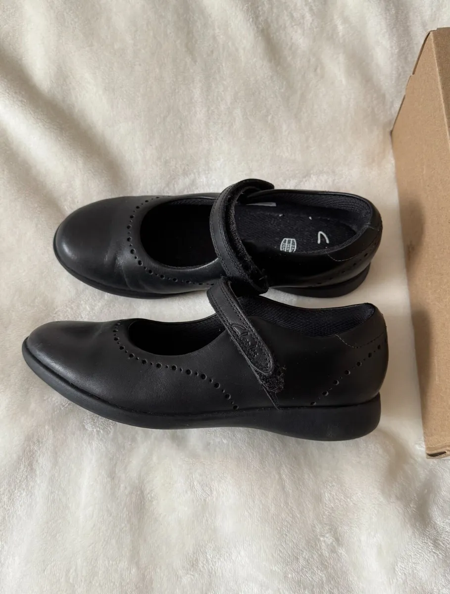 Clarks girl shoes size 2F - Image 4