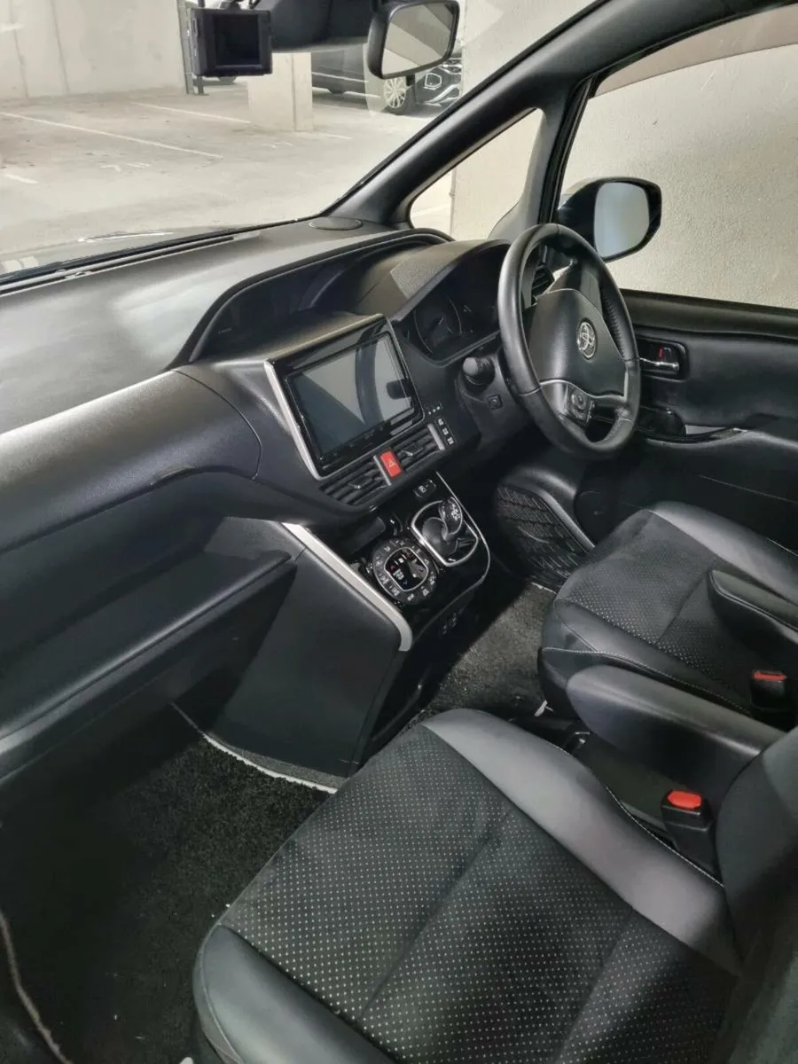 Toyota Voxy 2021 hybrid 1.8L - Image 4