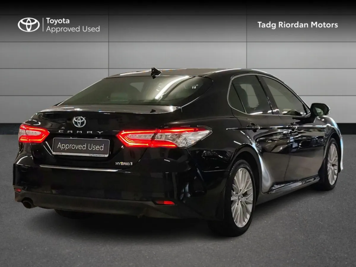 Toyota Camry HYBRID PLATINUM - Image 2