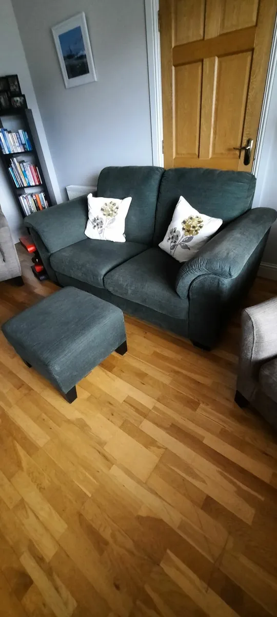 3 seater settee nd 2 chairs - Image 1