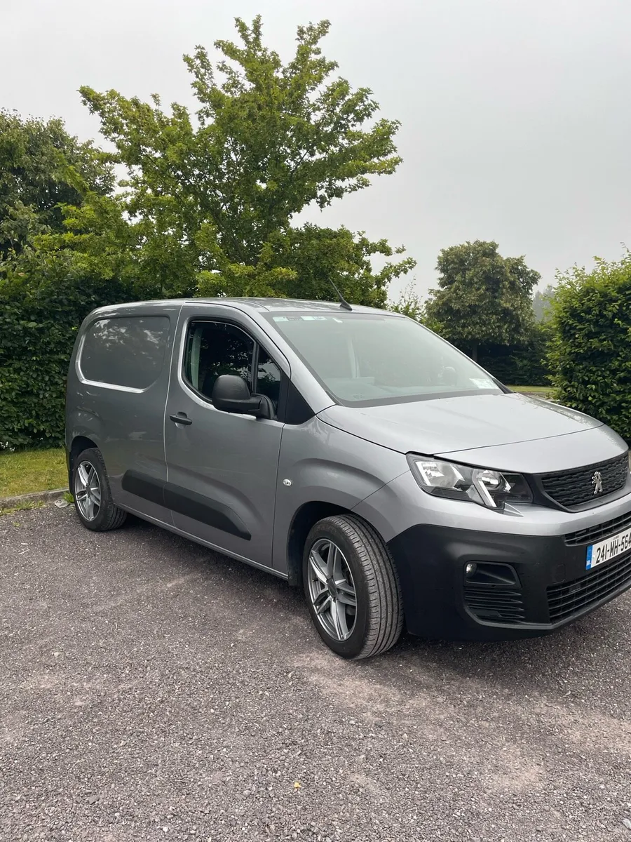 Van - Image 2