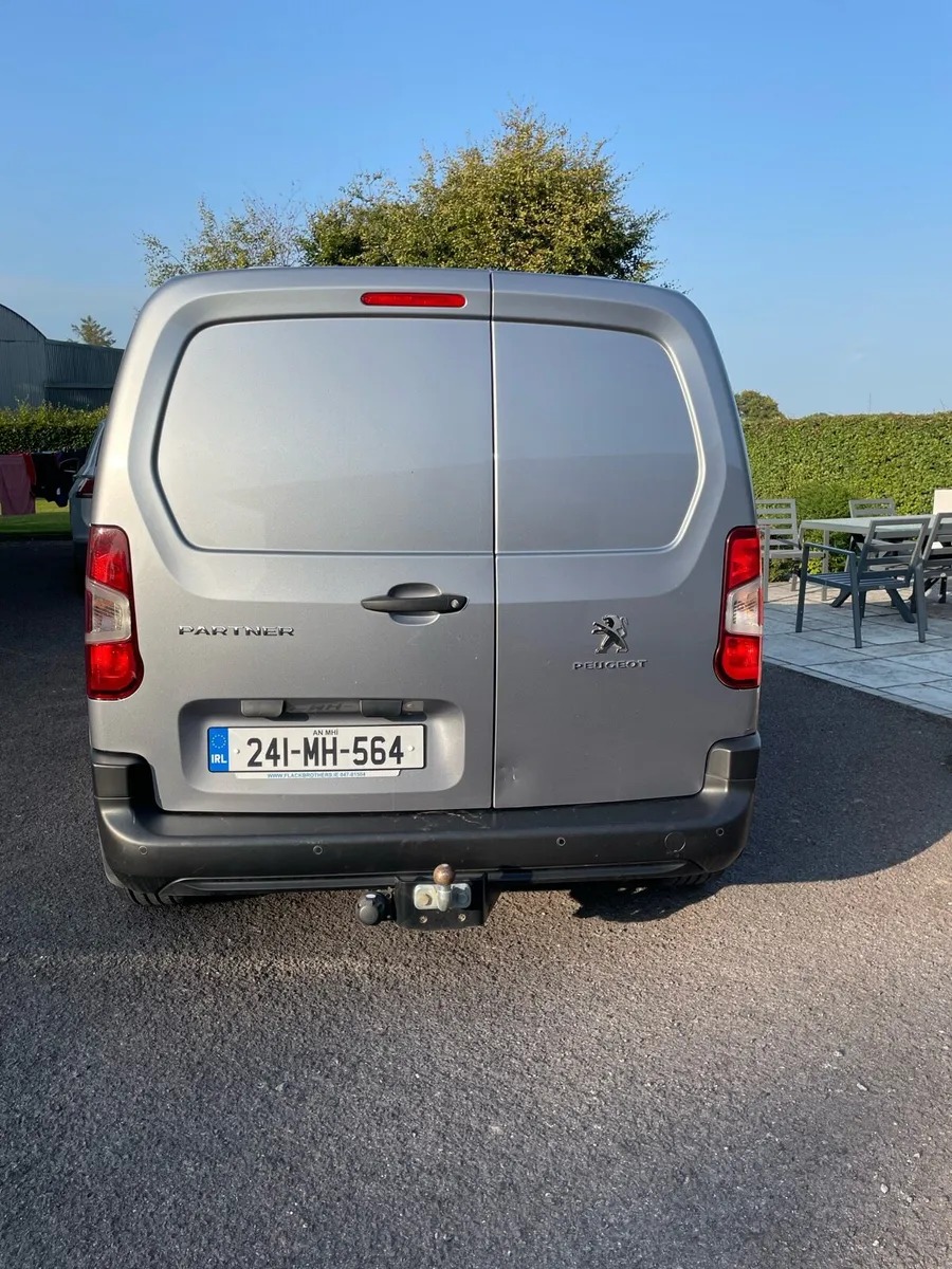 Van - Image 3
