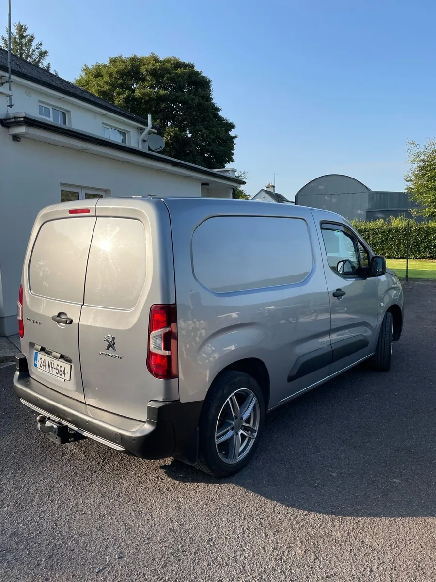 Van - Image 4