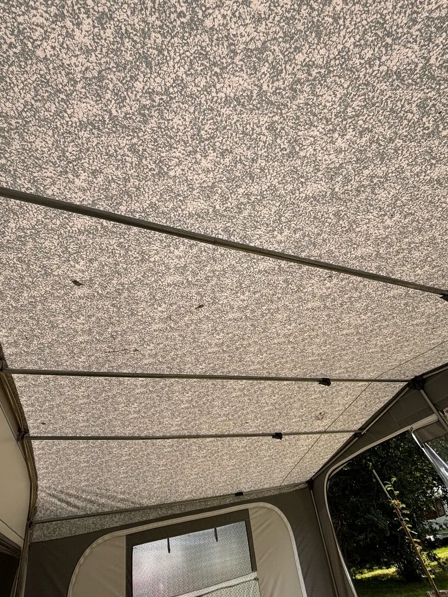 Hobby De Luxe Caravan - Image 4