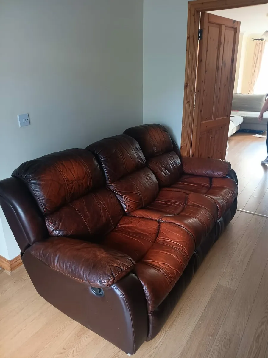3 seater leather recliner - Image 3