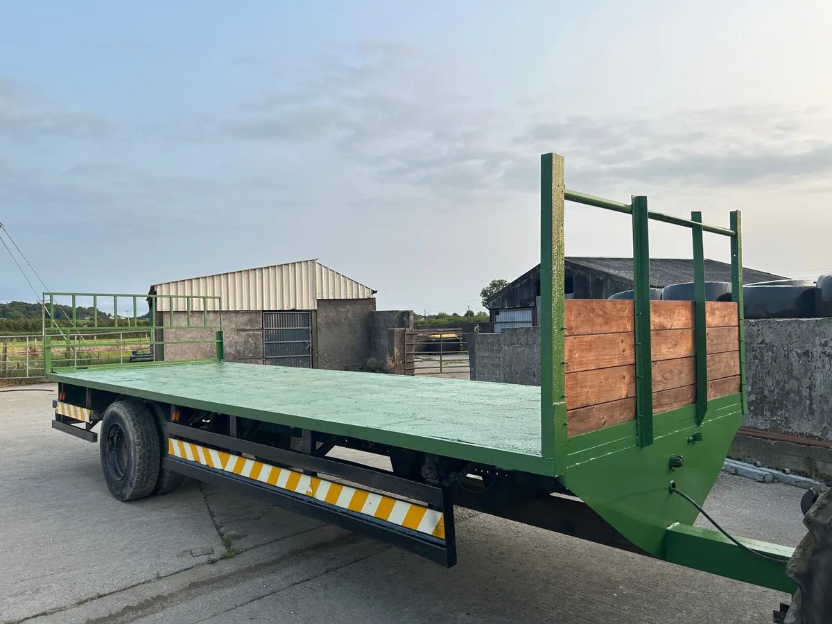 Bale trailer - Image 1