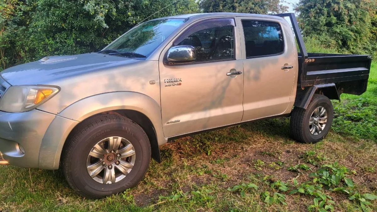 Toyota hilux invisible - Image 1