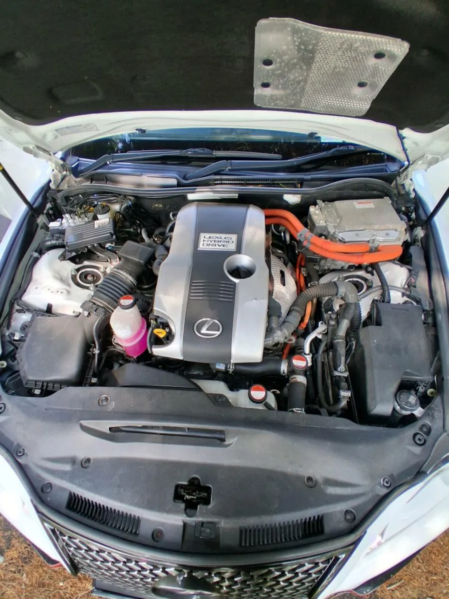 Lexus is 300h f sport - Image 2