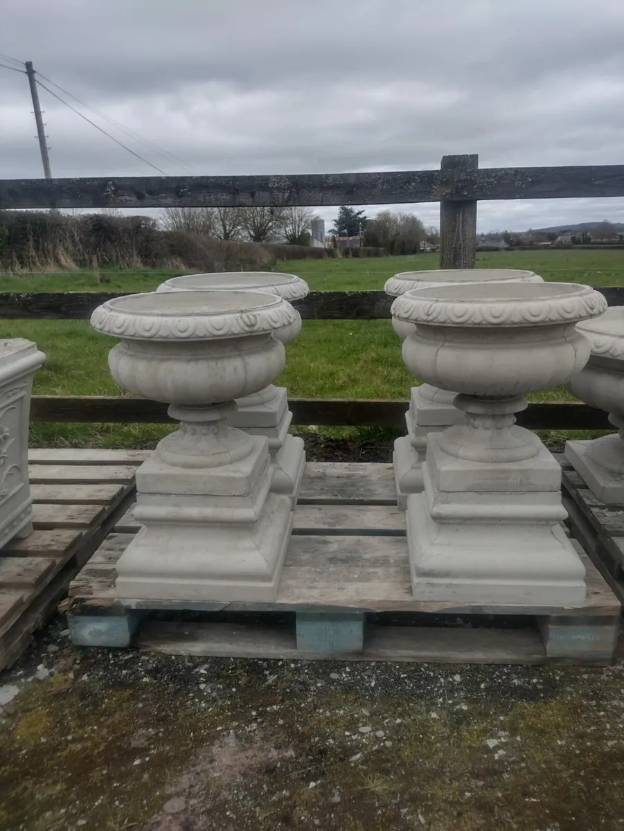 Flower pots and planters - Image 1