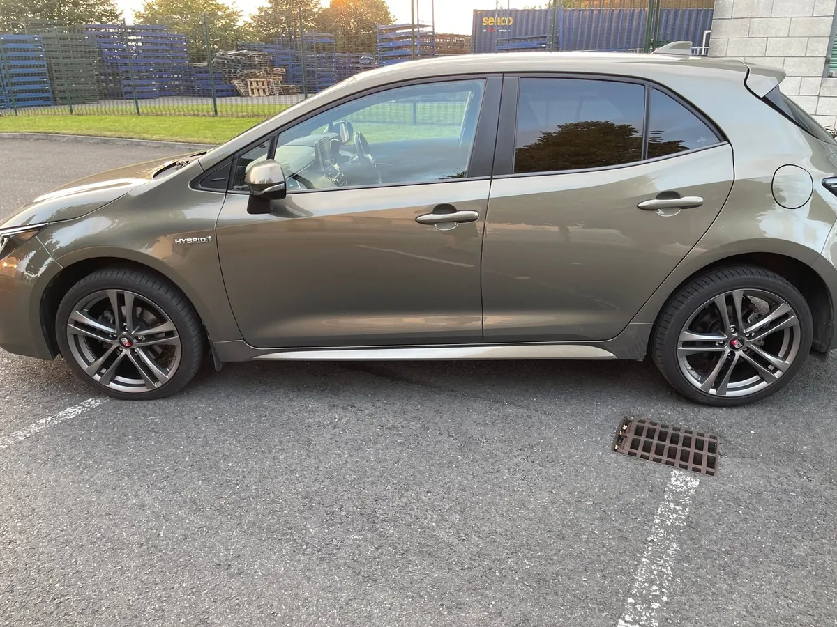 Toyota Corolla Hybrid - Image 2