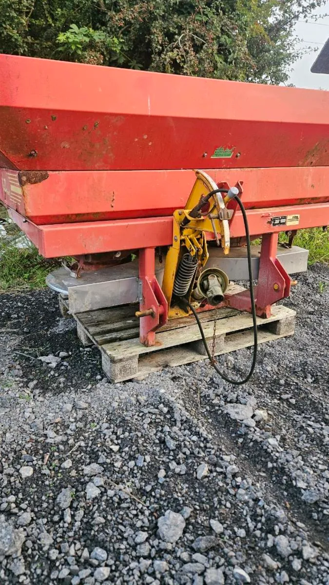 Fertilizer spreader - Image 1